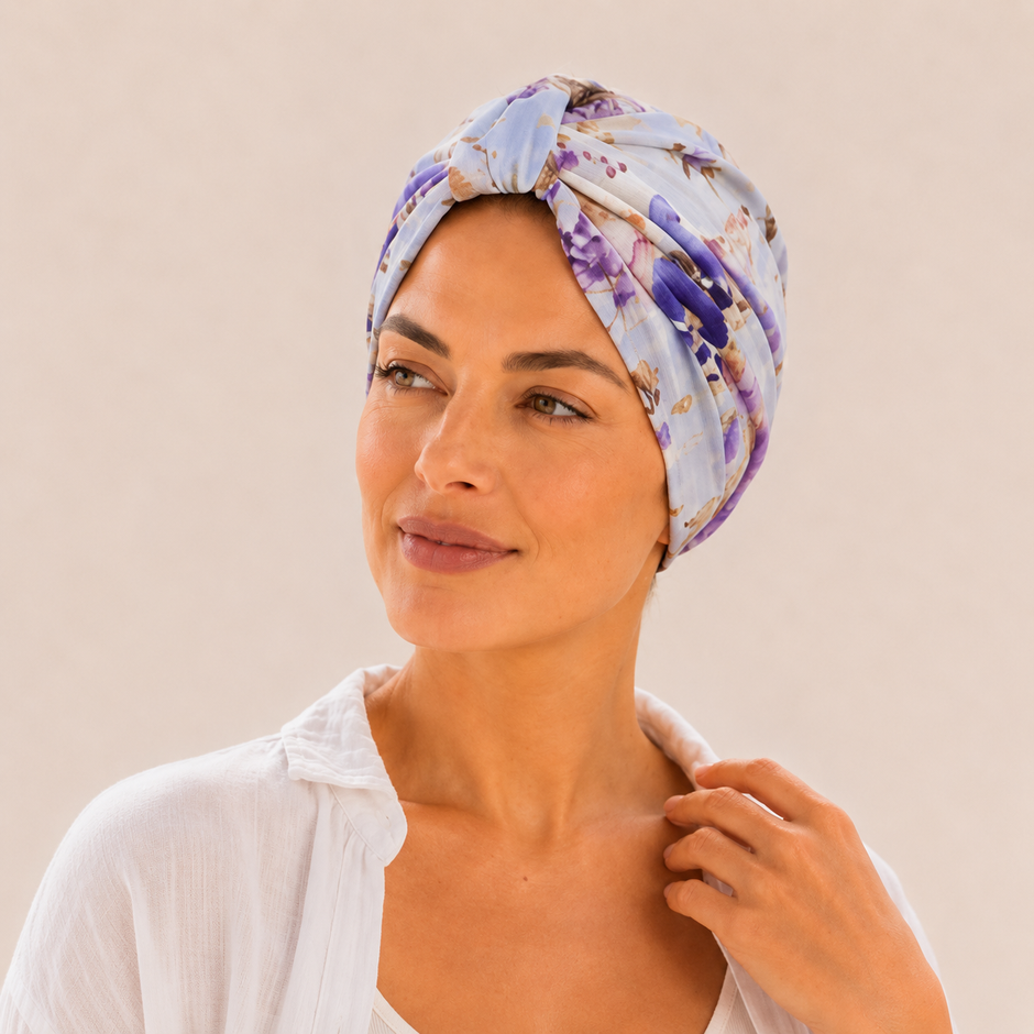 Turban de chimiothérapie fleuri en coton aelis porté par un mannequin de face