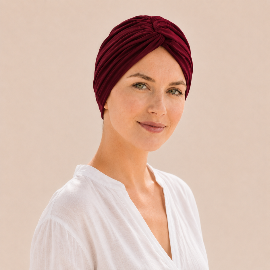 Turban de chimiothérapie bordeaux en coton porté par un mannequin de face