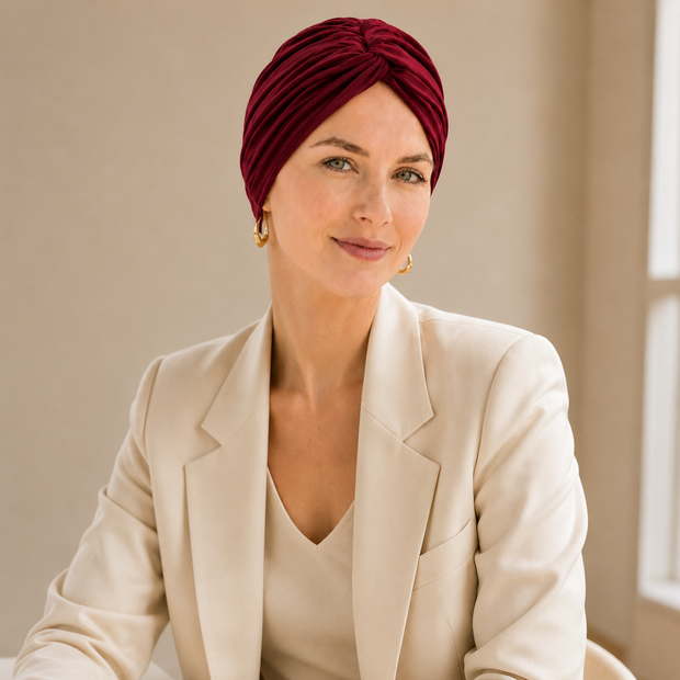 Mannequin portant le turban de chimiothérapie bordeaux Amarena