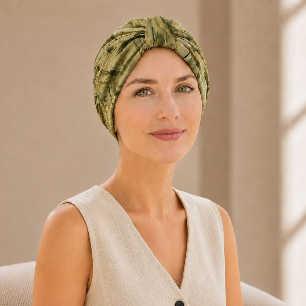 Turban de chimiothérapie vert en coton porté par un mannequin de face