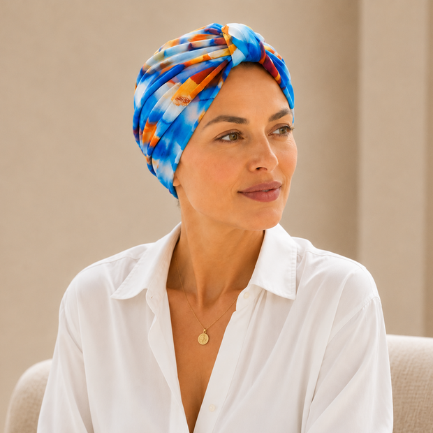 Turban de chimiothérapie en coton bleu porté par un mannequin de face
