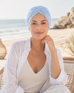 Turban de chimiothérapie Azur en coton doux bleu porté par un mannequin de face