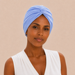 Turban de chimiothérapie Azur en coton bleu porté par un mannequin de face