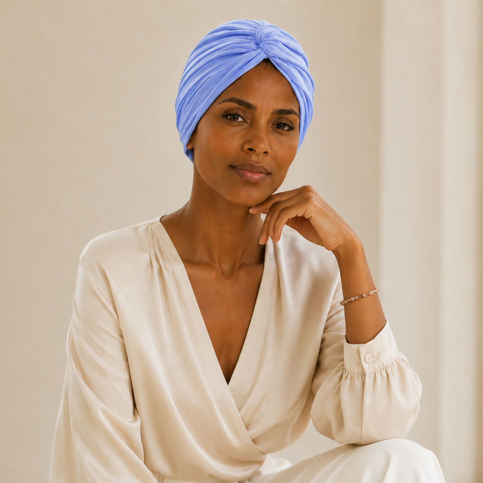 Mannequin portant le turban de chimiothérapie bleu Azur