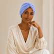Mannequin portant le turban de chimiothérapie bleu Azur