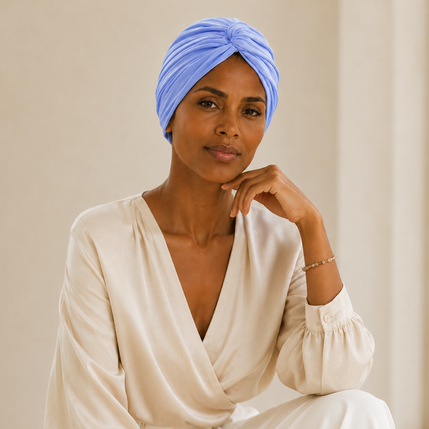 Mannequin portant le turban de chimiothérapie bleu Azur
