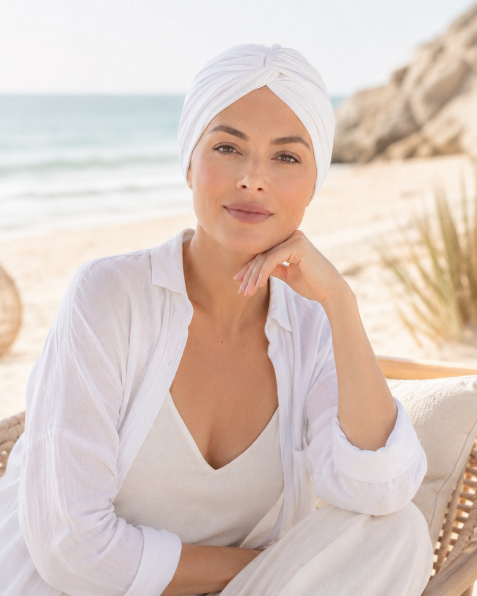 Turban de chimiothérapie Blanca en coton doux blanc porté par un mannequin de face