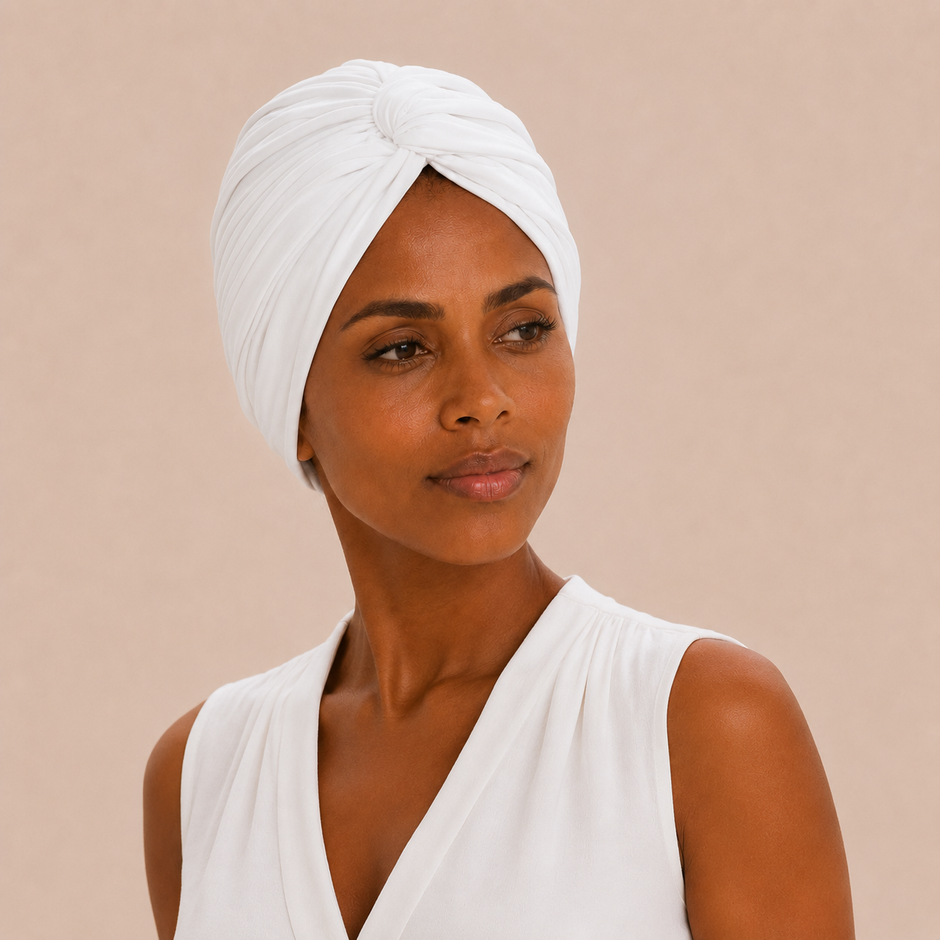 Turban de chimiothérapie blanc en coton Blanca porté par un mannequin de face