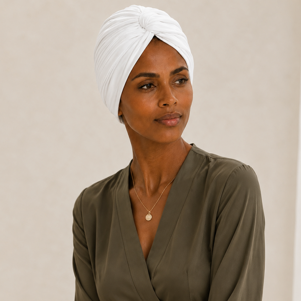 Mannequin portant le turban de chimiothérapie blanc Blanca