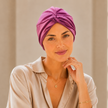 Turban de chimiothérapie rose satin en coton porté par un mannequin de face