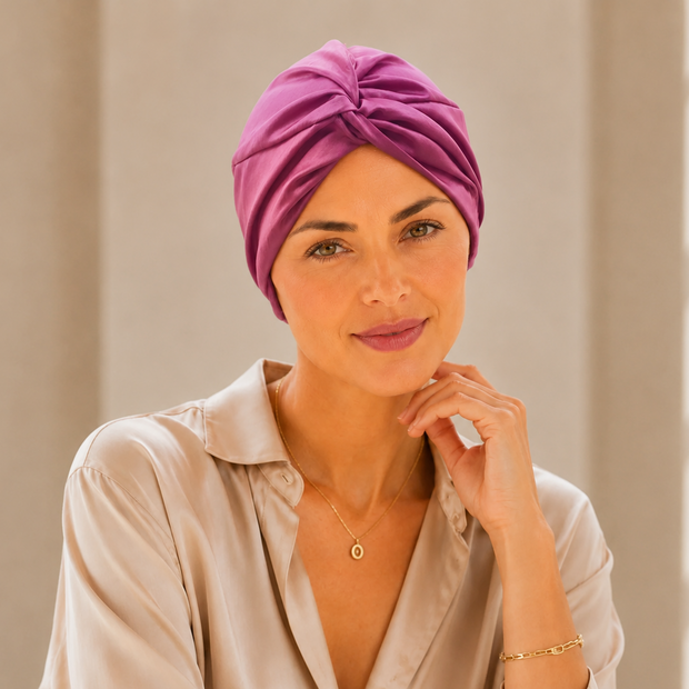 Turban de chimiothérapie rose satin en coton porté par un mannequin de face