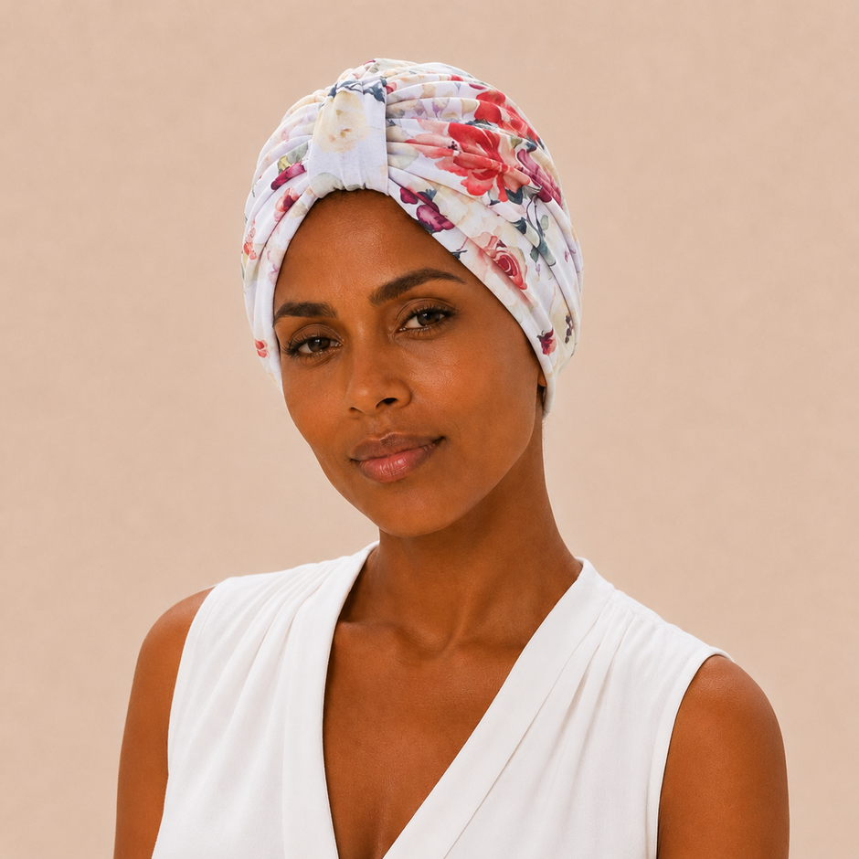 Turban de chimiothérapie fleuri en coton Capucine porté par un mannequin de face