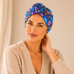Turban de chimiothérapie coloré porté par un mannequin