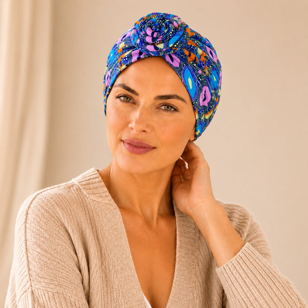 Turban de chimiothérapie coloré porté par un mannequin