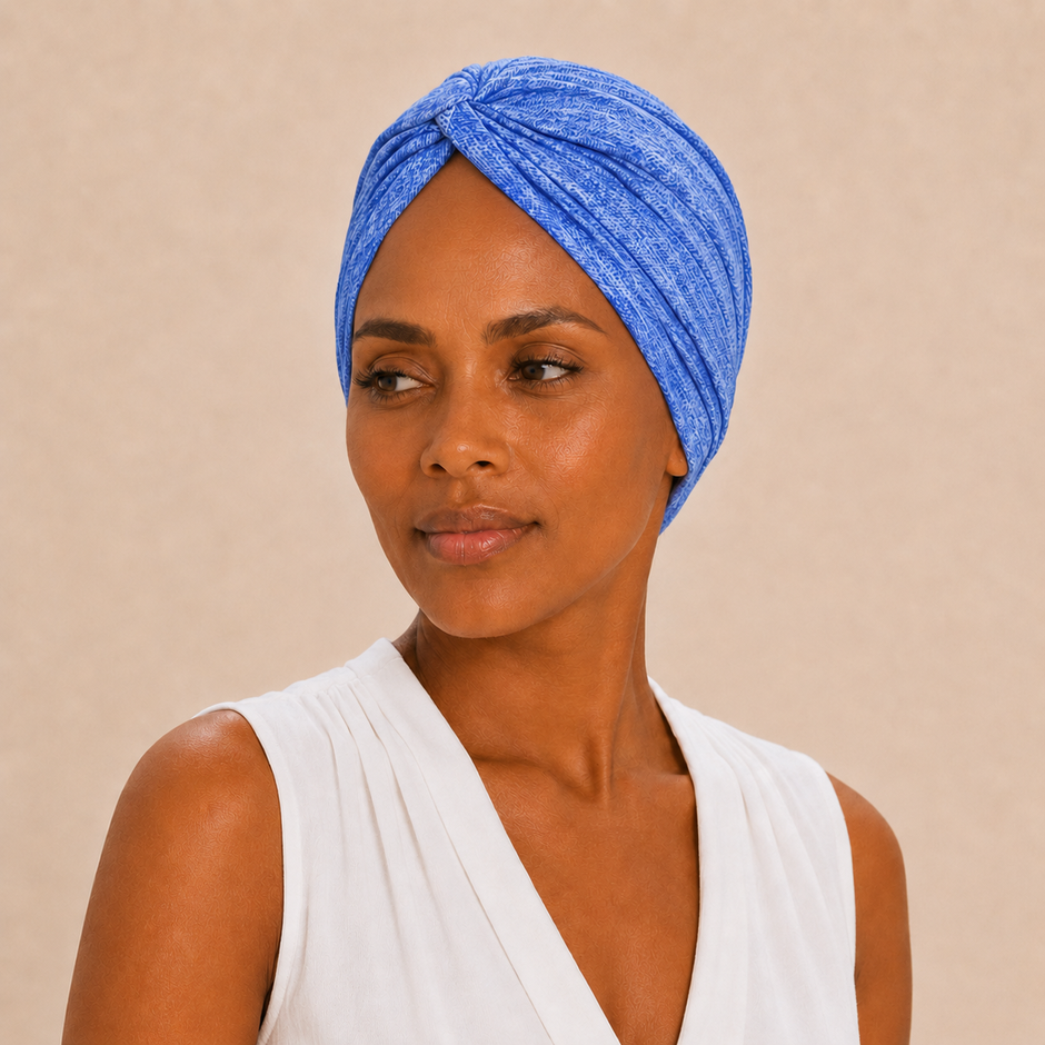 Turban de chimiothérapie bleu en coton Denia porté par un mannequin de face