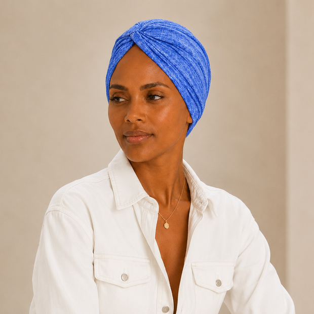 Turban de chimiothérapie bleu jeans en coton porté par un mannequin de face