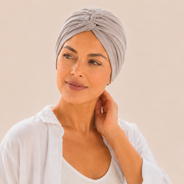 Turban de chimiothérapie beige en coton porté par un mannequin de face
