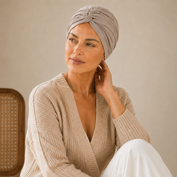 Mannequin portant le turban de chimiothérapie beige Dune