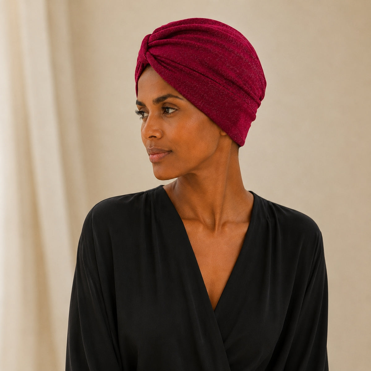 Turban de chimiothérapie rouge en porté par un mannequin de profil