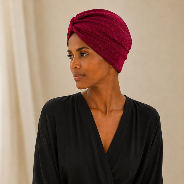 Turban de chimiothérapie rouge en porté par un mannequin de profil
