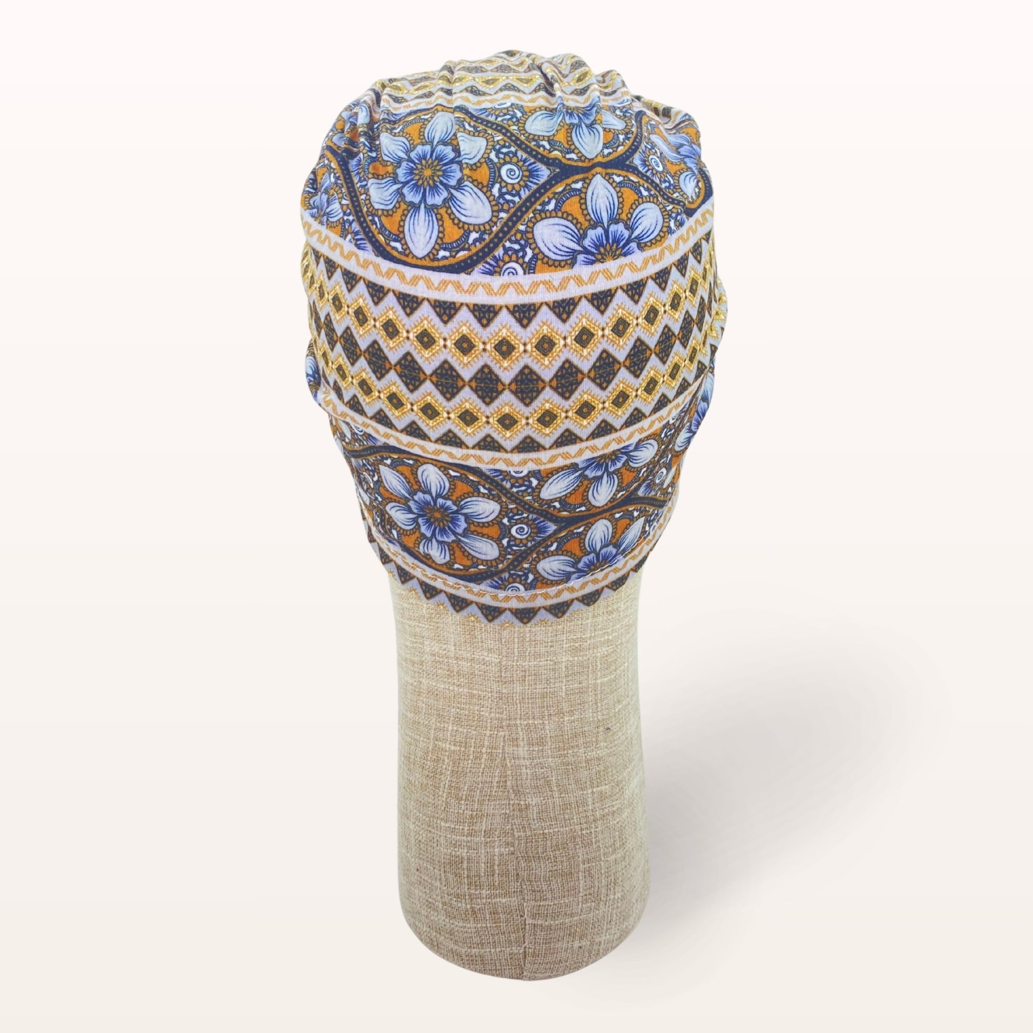 Turban de chimiothérapie Elyséa en coton doux motifs ethniques orange et marron - vue de dos