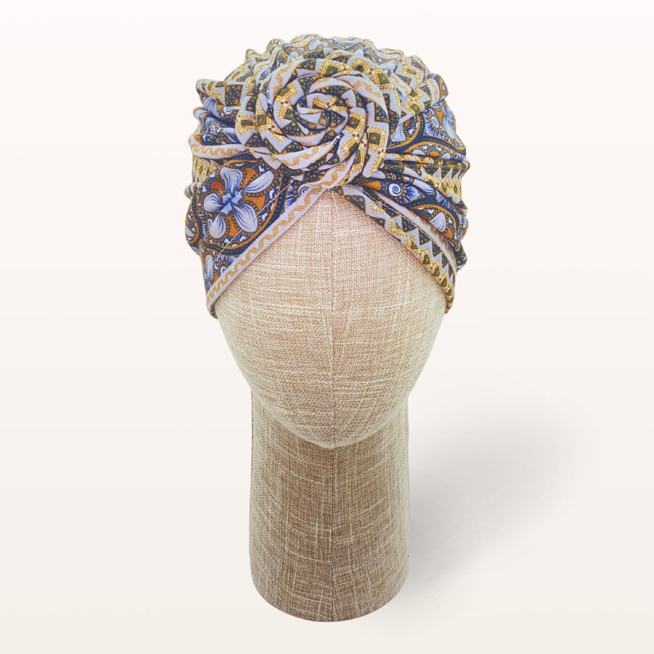 Turban de chimiothérapie Elyséa en coton doux motifs ethniques orange et marron - vue de dos
