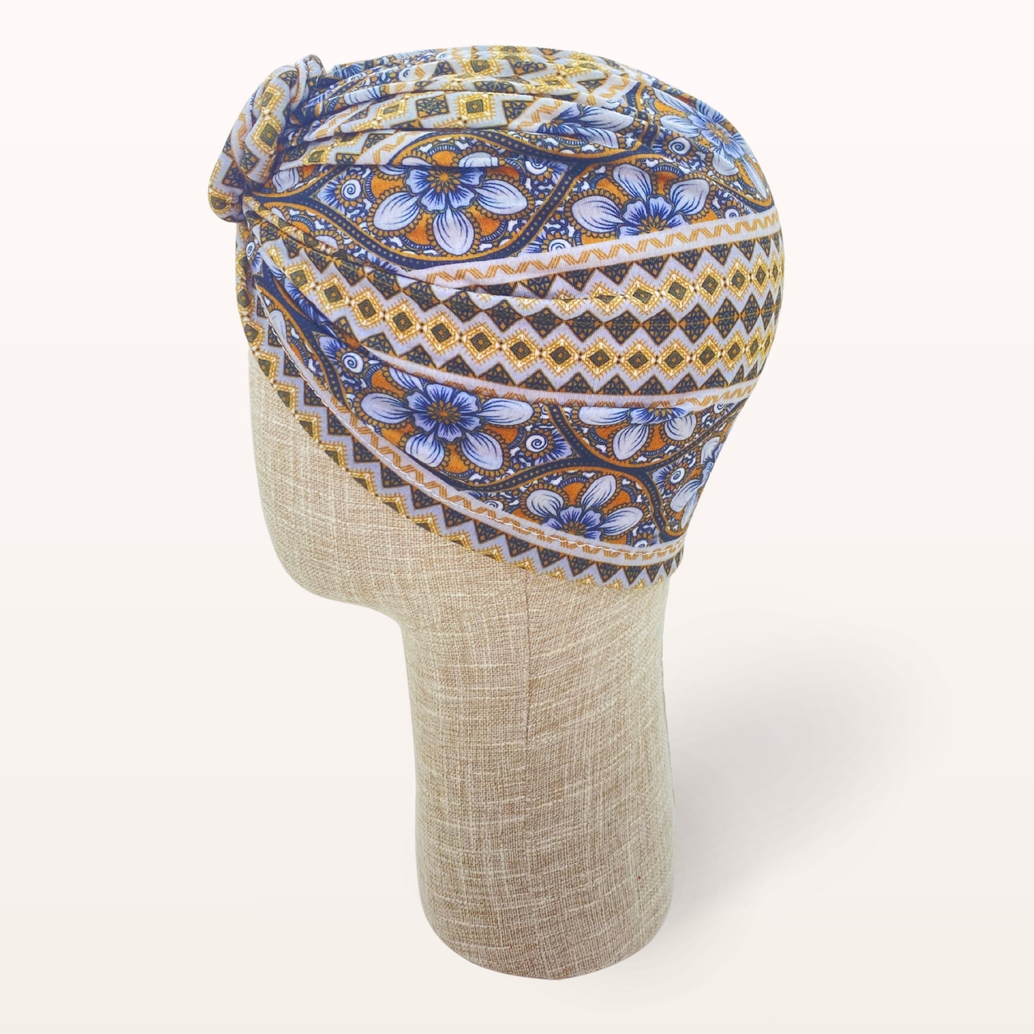 Turban de chimiothérapie Elyséa en coton doux motifs ethniques orange et marron - vue de profil