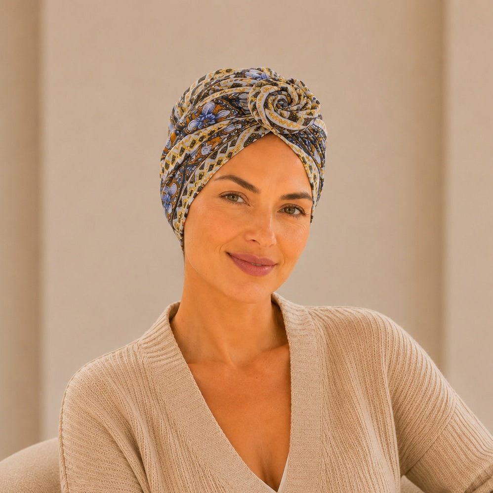 Turban de chimiothérapie ethnique doré porté par un mannequin
