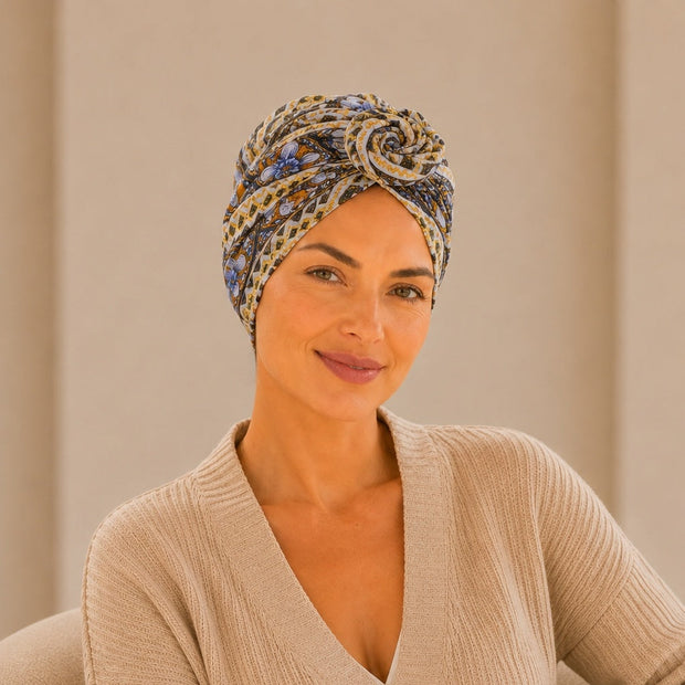 Turban de chimiothérapie ethnique doré porté par un mannequin