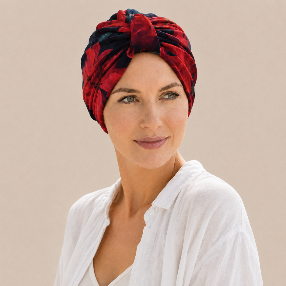 Turban de chimiothérapie fleuri en coton porté par un mannequin de face