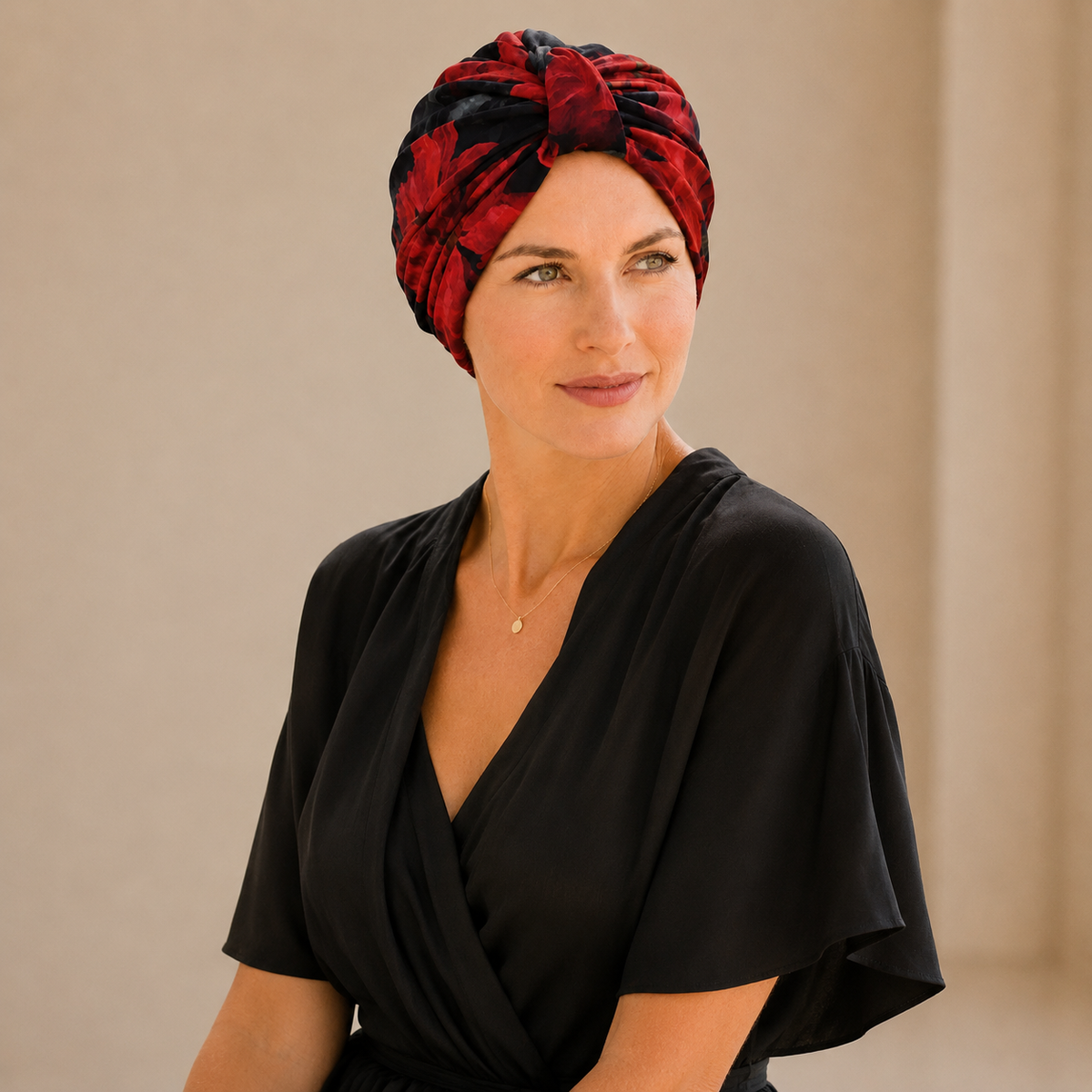 Turban de chimiothérapie en coton noir, vert et rouge porté par un mannequin de face