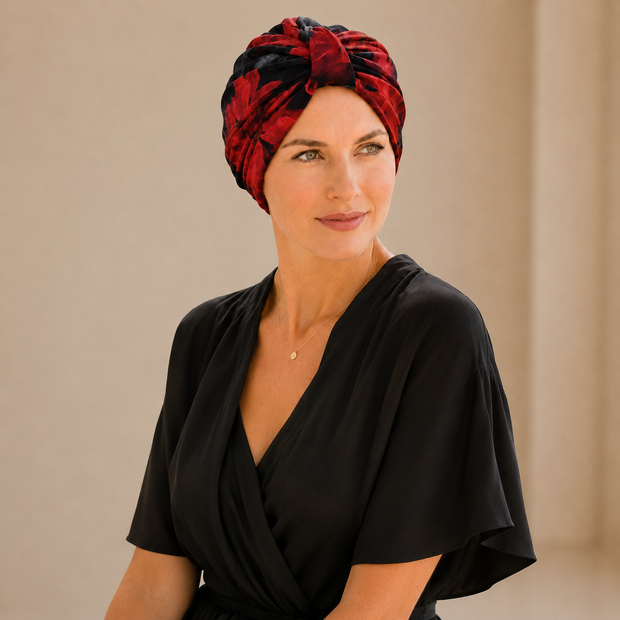Turban de chimiothérapie en coton noir, vert et rouge porté par un mannequin de face