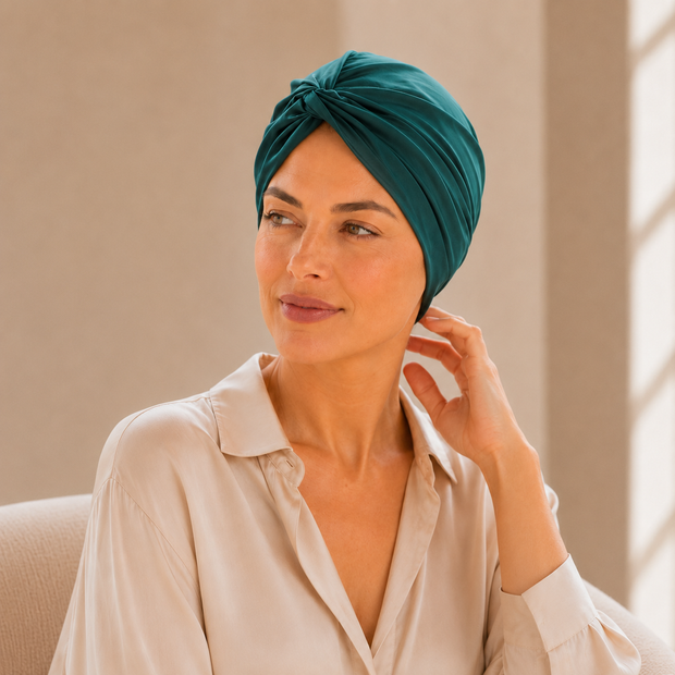 Turban de chimiothérapie vert satin en coton porté par un mannequin de face