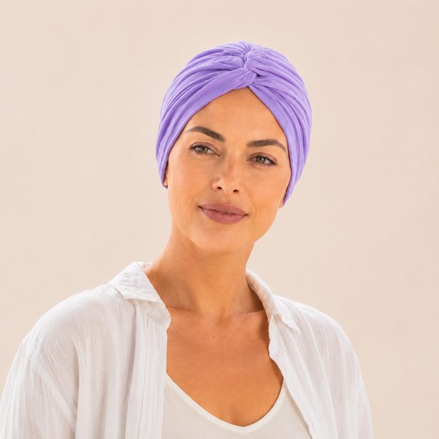 Turban de chimiothérapie violet Lila en coton porté par un mannequin de face