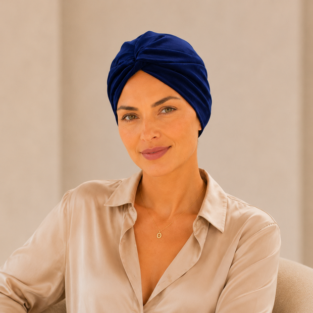 Turban de chimiothérapie bleu satin en coton porté par un mannequin