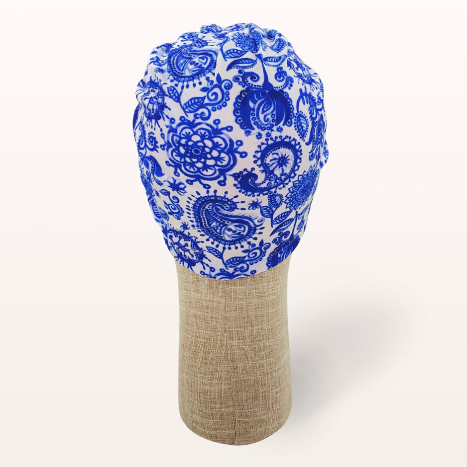 Turban de chimiothérapie Lyséane en coton doux à fleurs bleues - vue de dos