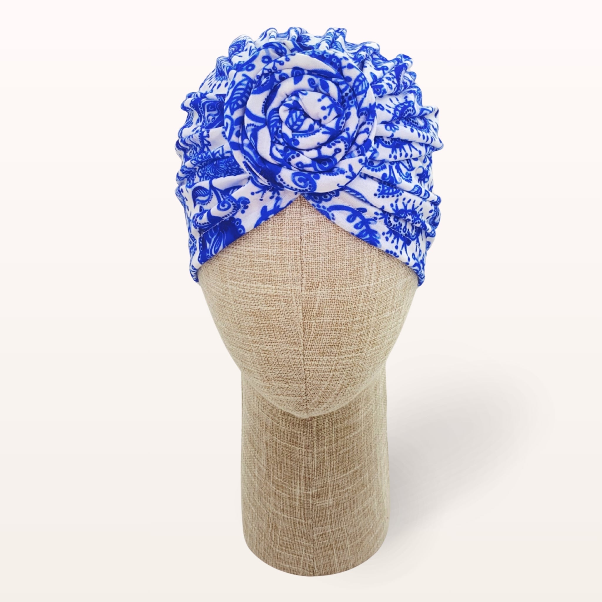 Turban de chimiothérapie Lyséane en coton doux à fleurs bleues - vue de face