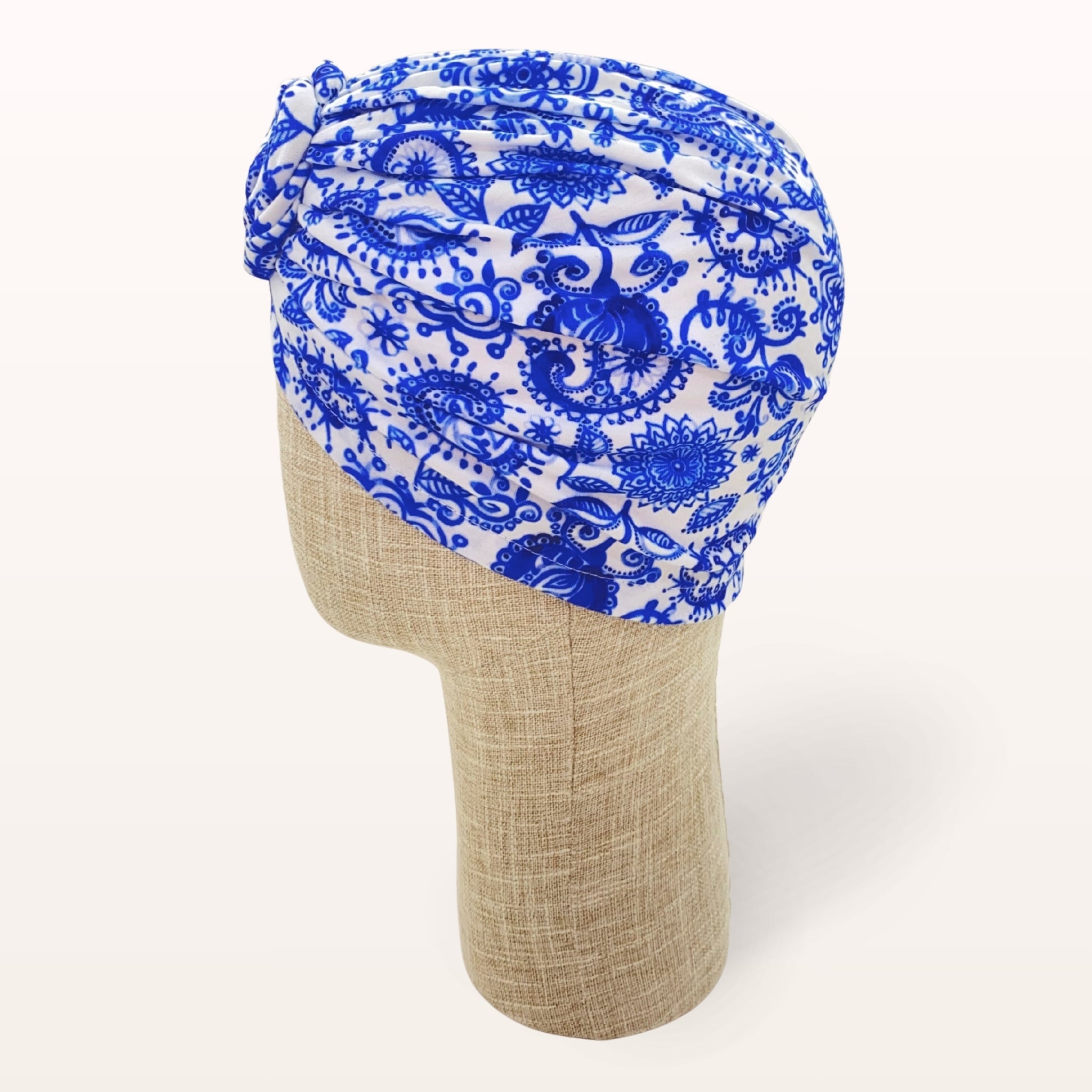Turban de chimiothérapie Lyséane en coton doux à fleurs bleues - vue de profil