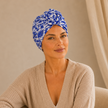 Turban de chimiothérapie blanc et bleu Lyséane porté par un mannequin