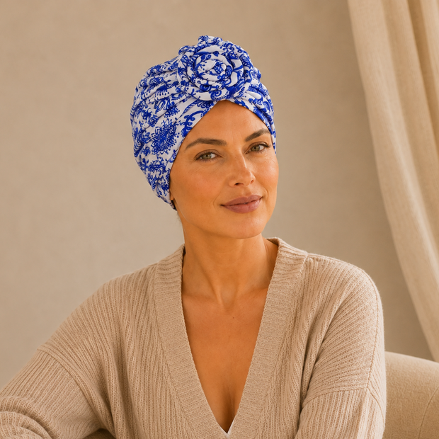 Turban de chimiothérapie blanc et bleu Lyséane porté par un mannequin