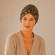 Turban de chimiothérapie ethnique porté par un mannequin de face