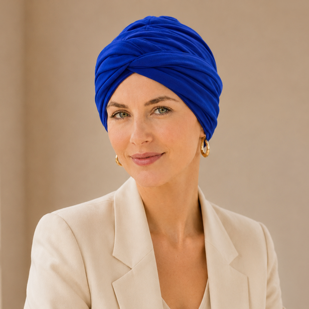 Turban de chimiothérapie bleu en coton Rubis porté par un mannequin