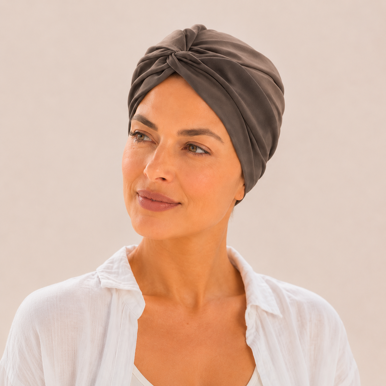 Turban de chimiothérapie marron en coton Moka porté par un mannequin de face