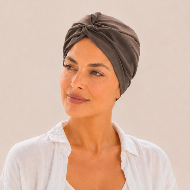 Turban de chimiothérapie marron en coton Moka porté par un mannequin de face