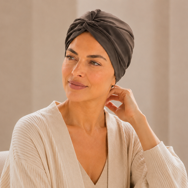Turban de chimiothérapie satin de coton Moka porté par un mannequin