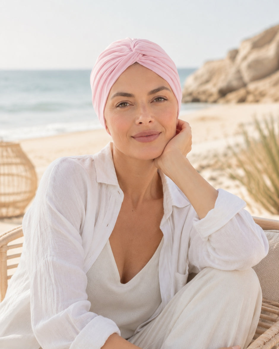 Turban de chimiothérapie Myra en coton doux rose porté par un mannequin de face
