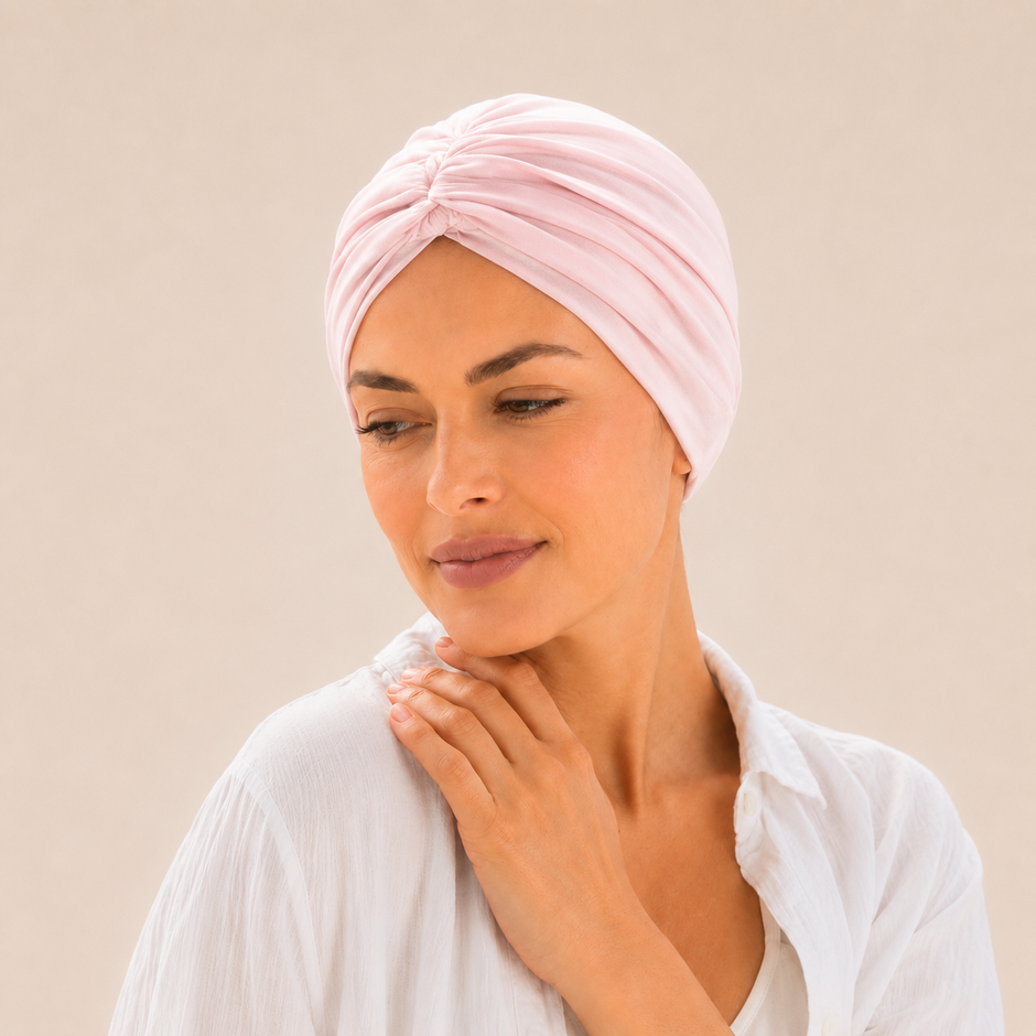 Turban de chimiothérapie rose Myra en coton porté par un mannequin de face