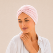 Turban de chimiothérapie rose Myra en coton porté par un mannequin de face