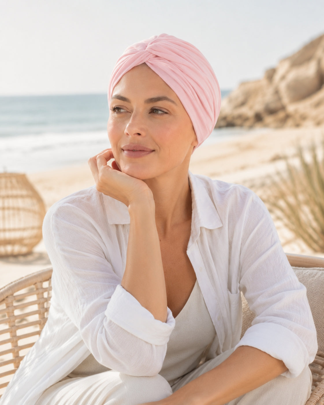 Turban de chimiothérapie Myra en coton doux rose porté par un mannequin de profil