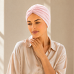 Mannequin portant le turban de chimiothérapie rose Myra